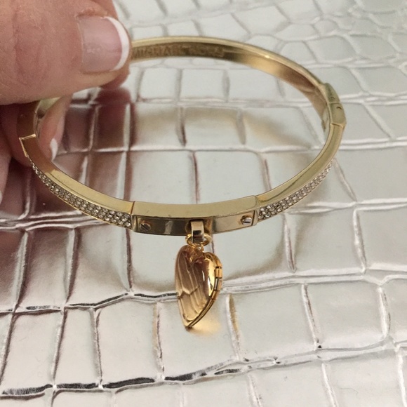 NWOT Michael Kors Hinged Heart Bracelet - Picture 3 of 7